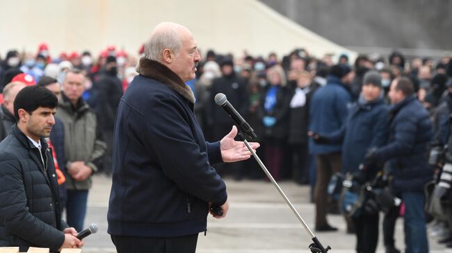 Президент Белоруссии Александр Лукашенко во время посещения лагеря мигрантов с Ближнего Востока, оборудованного в логистическом центре в пункте пропуска Брузги