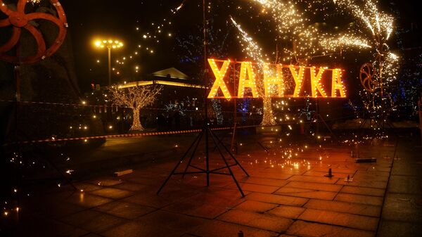 Фейерверки на церемонии зажжения ханукальной свечи на площади Революции в Москве