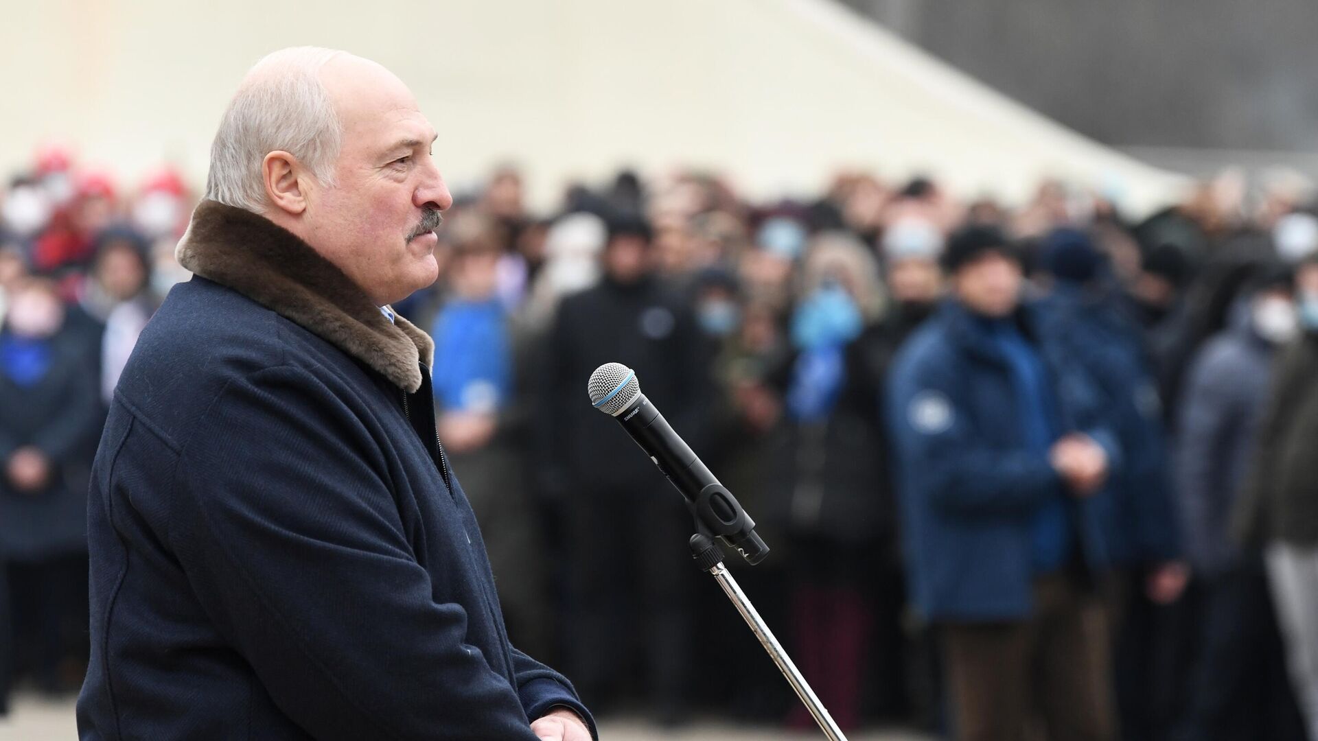 Президент Белоруссии Александр Лукашенко выступает в лагере мигрантов с Ближнего Востока, оборудованном в логистическом центре в пункте пропуска Брузги1
