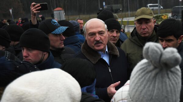 Президент Белоруссии Александр Лукашенко выступает в лагере мигрантов с Ближнего Востока, оборудованном в логистическом центре в пункте пропуска Брузги
