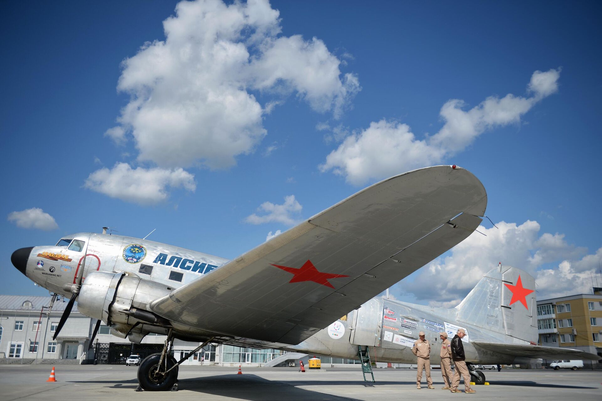 Один из исторических самолетов DC-3 Дуглас - РИА Новости, 1920, 26.11.2021