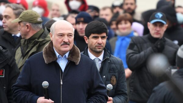 Президент Белоруссии Александр Лукашенко в лагере мигрантов с Ближнего Востока, оборудованном в логистическом центре в пункте пропуска Брузги
