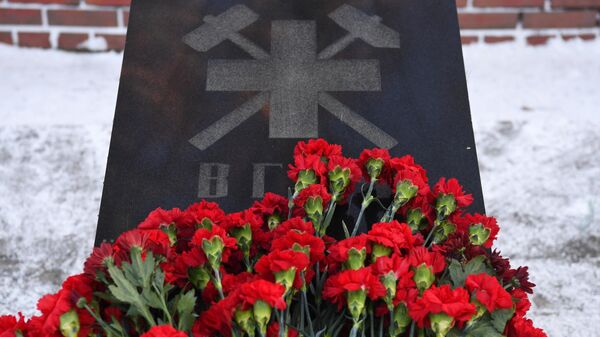Цветы в память о погибших на шахте Листвяжная у мемориала работникам Военизированной горноспасательной части на аллее Шахтерская слава в Кемеровской области