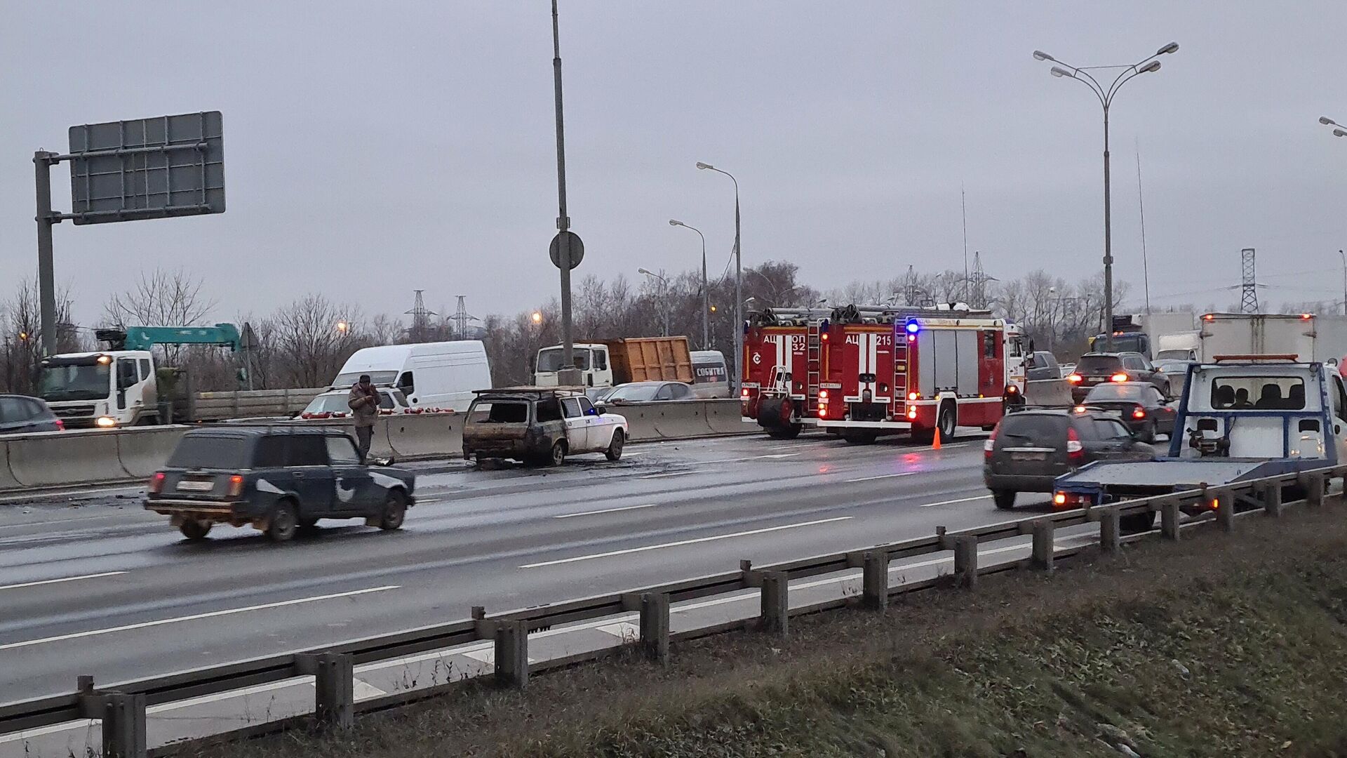 Обстановка на месте погони за водителем BMW на МКАД в районе Фруктового парка - РИА Новости, 1920, 29.11.2021