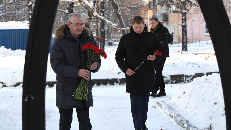 Жители поселка Грамотеино Кемеровской области во время возложения цветов к мемориалу работникам Военизированной горноспасательной части на аллее Шахтерская слава