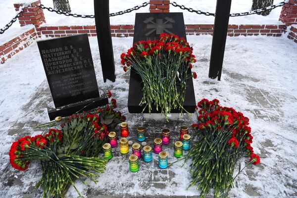 Цветы у мемориала работникам Военизированной горноспасательной части (ВГСЧ) на аллее Шахтерская слава в Кемеровской области
