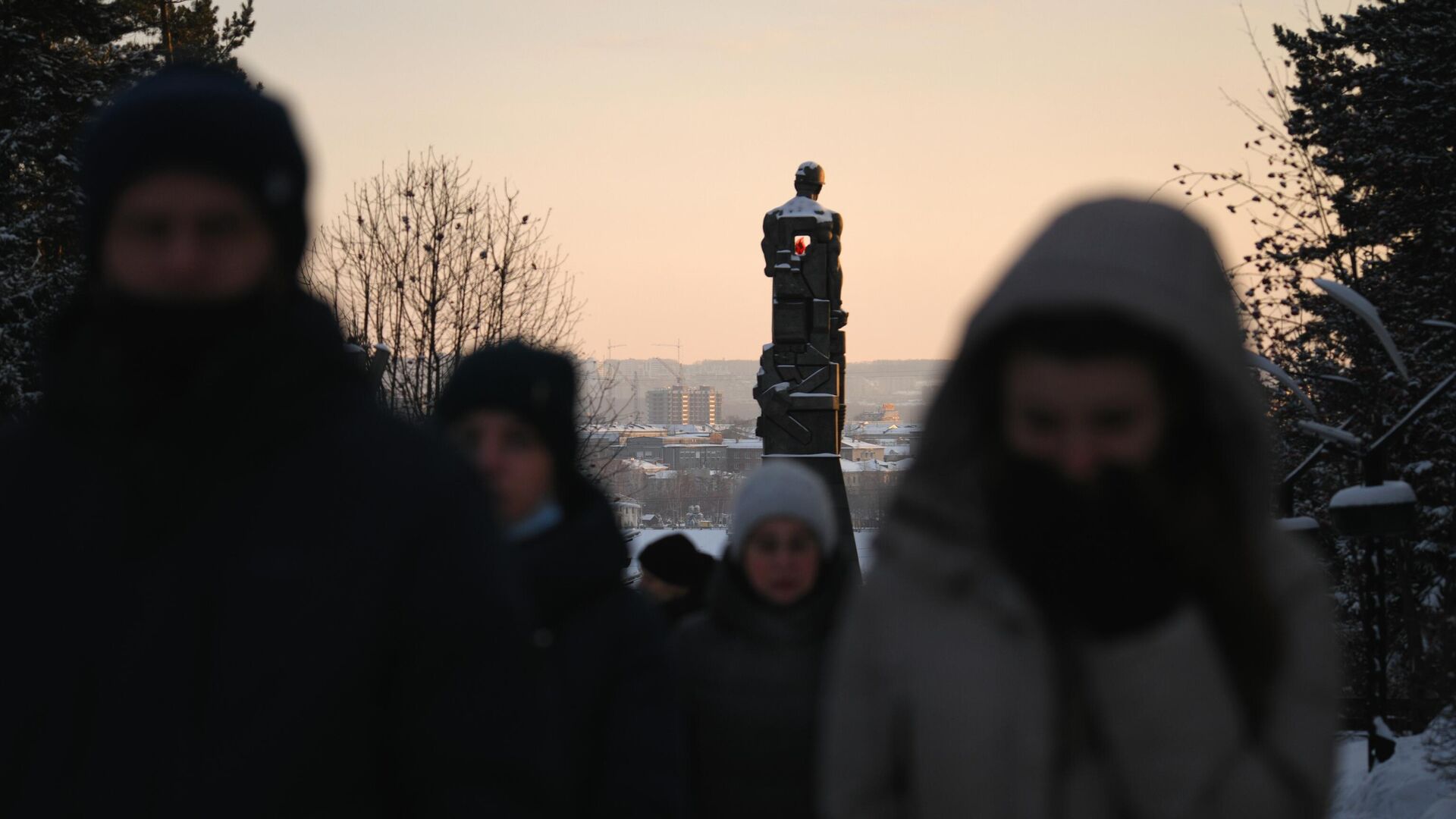 Местные жители несут цветы в память о погибших на шахте Листвяжная к мемориалу Память шахтерам Кузбасса в Кемерове - РИА Новости, 1920, 27.11.2021