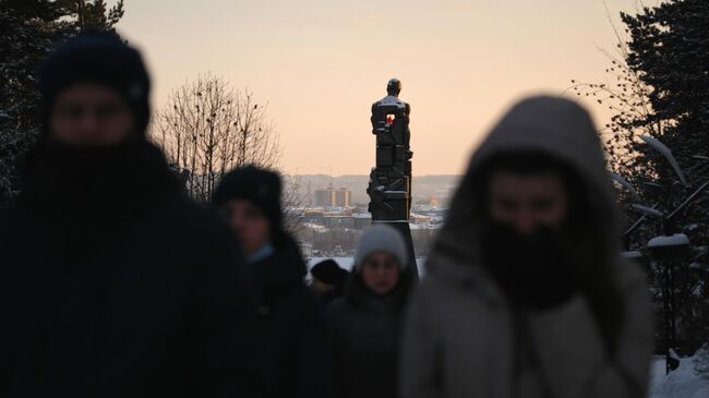 Местные жители несут цветы в память о погибших на шахте Листвяжная к мемориалу Память шахтерам Кузбасса в Кемерове