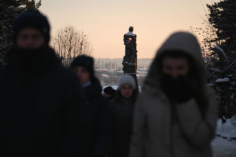 Местные жители несут цветы в память о погибших на шахте Листвяжная к мемориалу Память шахтерам Кузбасса в Кемерове