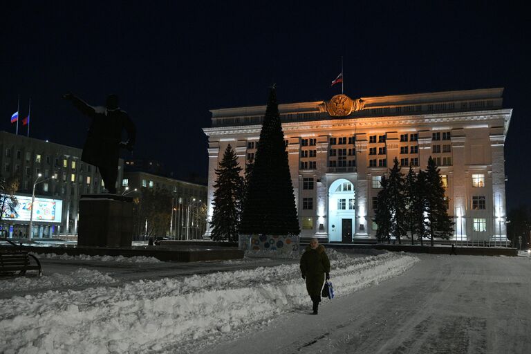 Приспущенный флаг на здании администрации Кемеровской области