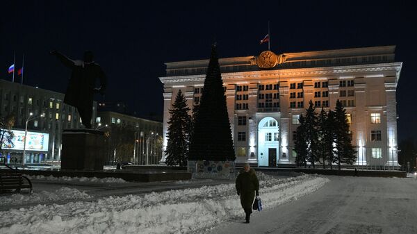 Flag at half-mast on the building of the Kemerovo region administration