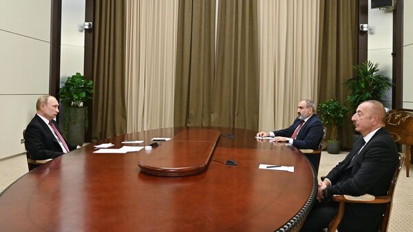 Президент РФ Владимир Путин, премьер-министр Армении Никол Пашинян и президент Азербайджана Ильхам Алиев