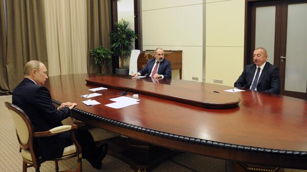 Президент РФ Владимир Путин, премьер-министр Армении Никол Пашинян и президент Азербайджана Ильхам Алиев во время трехсторонних переговоров в Сочи