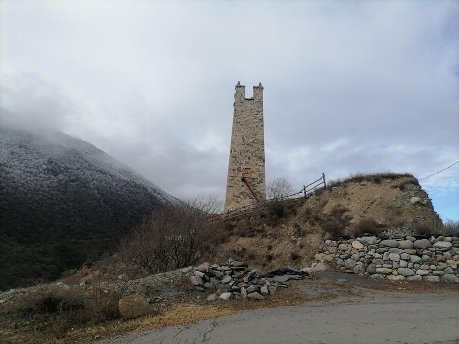 Башня и дорога в Ингушетии