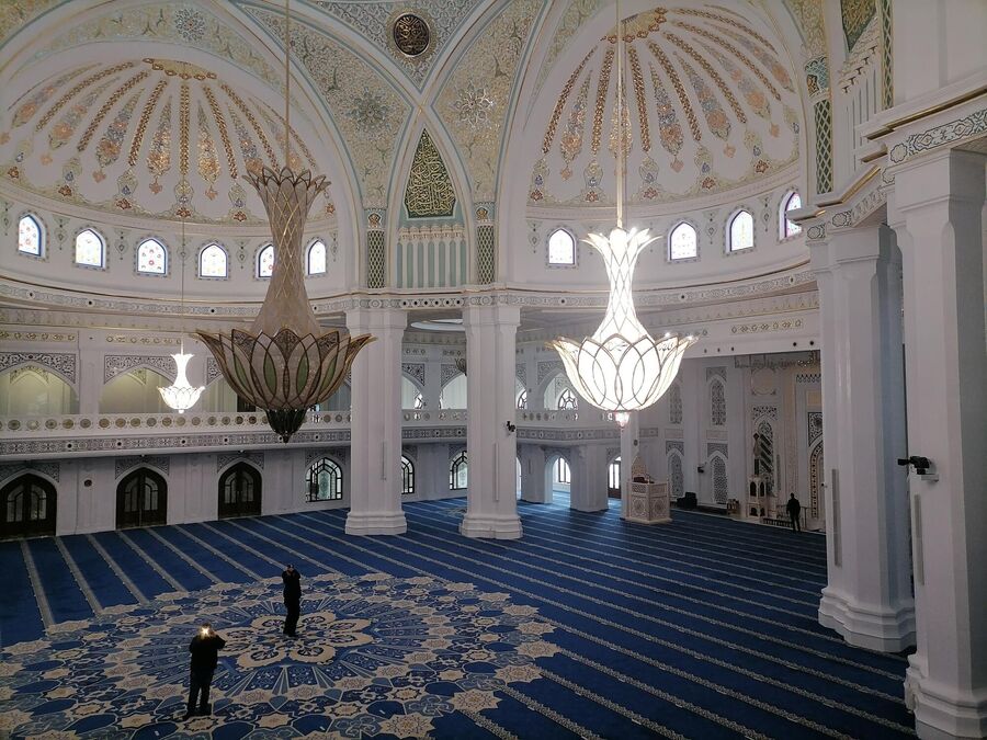 Внутри мечети в Шали