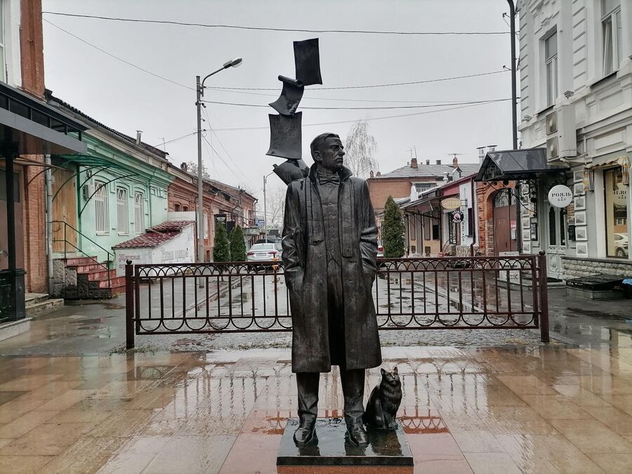 Памятник Булгакову во Владикавказе