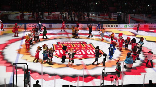 Участники мастер-шоу Звезд Континентальной хоккейной лиги в рамках Матча звезд КХЛ в Москве.