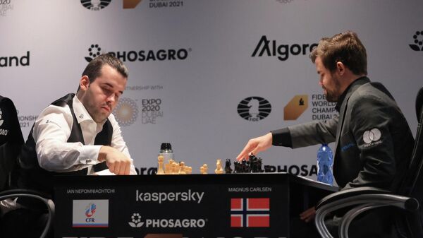 Матч за мировую шахматную корону между Яном Непомнящим (слева) и Магнусом Карлсеном