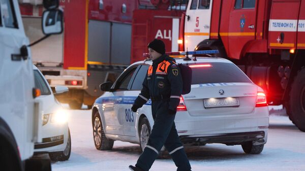 Сотрудник МЧС РФ на территории шахты Листвяжная в городе Белово, где утром 25 ноября произошел пожар