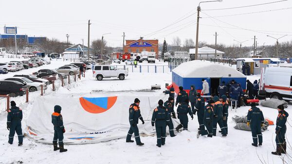 Сотрудники МЧС РФ разбирают палаточный лагерь на территории шахты Листвяжная в городе Белово, где утром 25 ноября произошел пожар