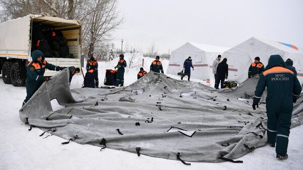 Сотрудники МЧС РФ разбирают палаточный лагерь на территории шахты Листвяжная в городе Белово, где утром 25 ноября произошел пожар