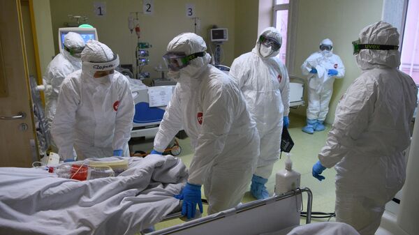 Медицинские работники и пациент c COVID-19 в отделении реанимации и интенсивной терапии в центральной клинической больнице РЖД-Медицина в Москве