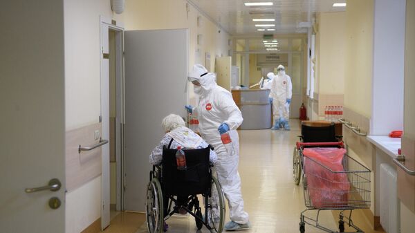 Медицинские работники и пациент c COVID-19 в отделении реанимации и интенсивной терапии в центральной клинической больнице РЖД-Медицина в Москве