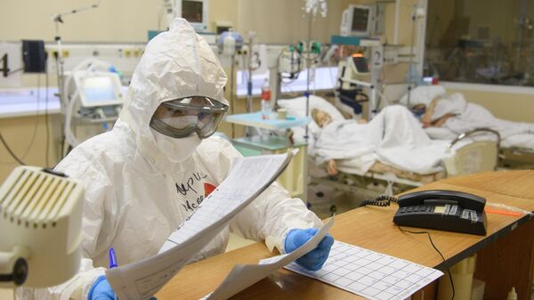 Медицинский работник и пациенты c COVID-19 в отделении реанимации и интенсивной терапии в центральной клинической больнице РЖД-Медицина в Москве