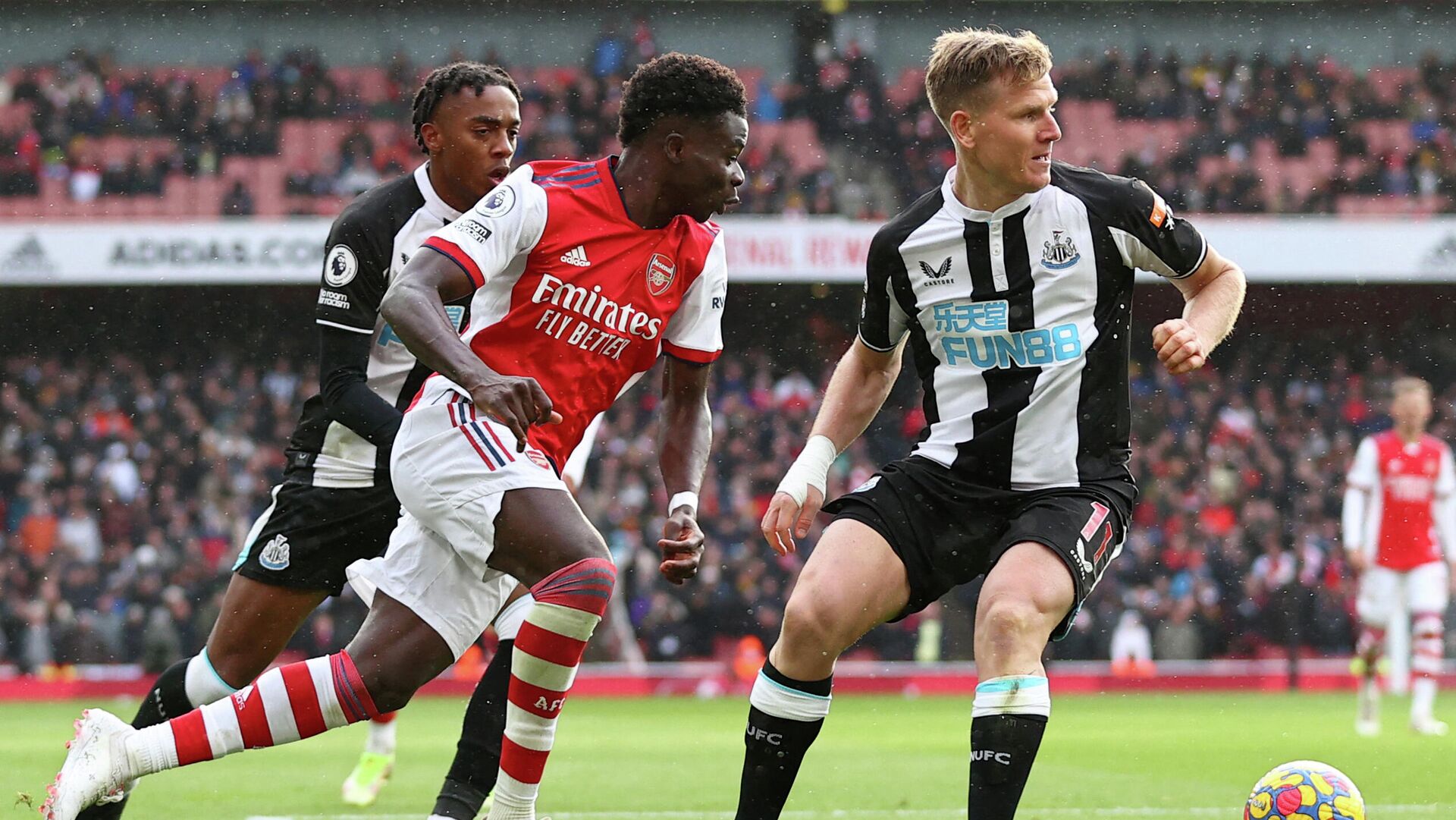 Arsenal's English midfielder Bukayo Saka (L) vies with Newcastle United's Scottish midfielder Matt Ritchie during the English Premier League football match between Arsenal and Newcastle United at the Emirates Stadium in London on November 27, 2021. (Photo by Adrian DENNIS / AFP) / RESTRICTED TO EDITORIAL USE. No use with unauthorized audio, video, data, fixture lists, club/league logos or 'live' services. Online in-match use limited to 120 images. An additional 40 images may be used in extra time. No video emulation. Social media in-match use limited to 120 images. An additional 40 images may be used in extra time. No use in betting publications, games or single club/league/player publications. /  - РИА Новости, 1920, 27.11.2021