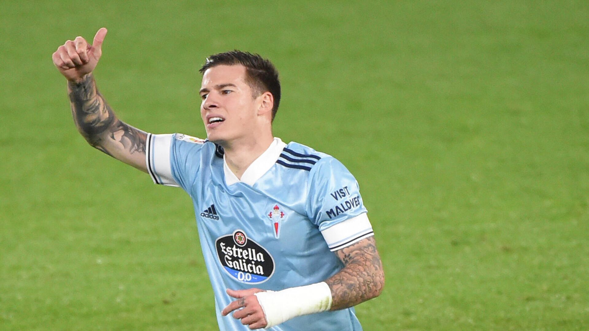 Celta Vigo's Spanish forward Santi Mina gives a thumbs-up during the Spanish League football match between RC Celta de Vigo and Granada FC at the Balaidos stadium in Vigo, on November 29, 2020. (Photo by MIGUEL RIOPA / AFP) - РИА Новости, 1920, 27.11.2021