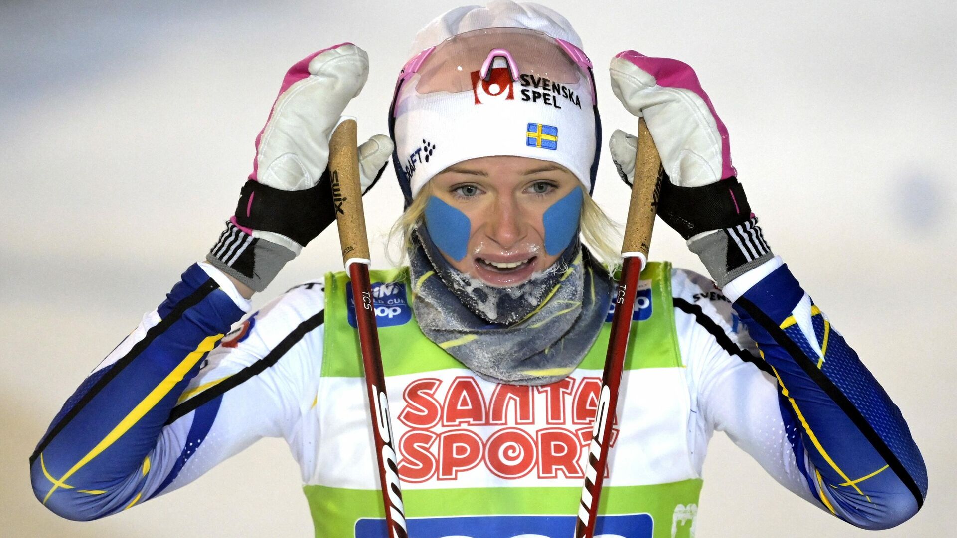 Frida Karlsson of Sweden reacts after winning the women's cross country skiing classic style 10 km competition at the FIS World Cup Ruka Nordic event in Kuusamo, Finland on November 27, 2021. (Photo by Vesa Moilanen / Lehtikuva / AFP) / Finland OUT - РИА Новости, 1920, 27.11.2021