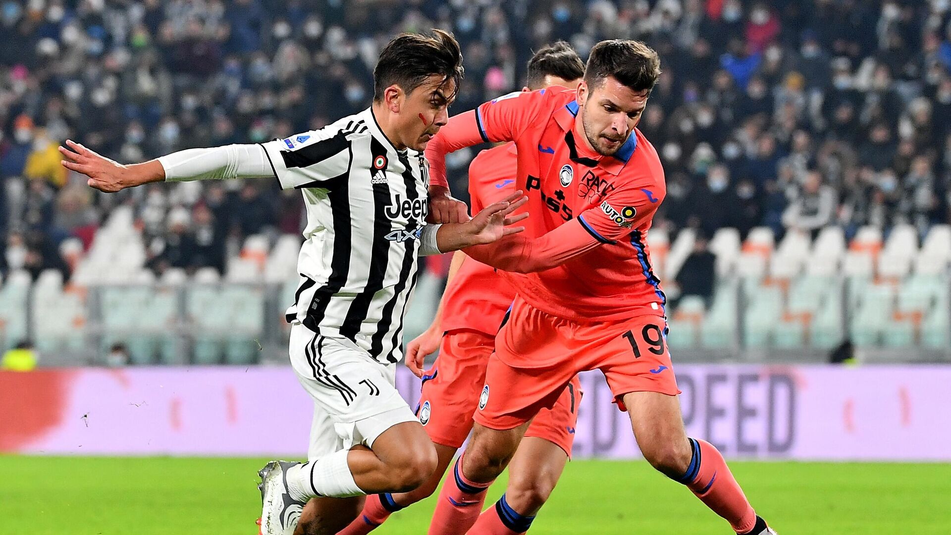 Juventus forward from Argentina Paulo Dybala (L) vies with Atalanta defender from Albania Berat Djimsiti during the Italian Serie A football match Juventus vs Atalanta at the Allianz Stadium in Turin on November 27, 2021. (Photo by Isabella BONOTTO / AFP) - РИА Новости, 1920, 27.11.2021