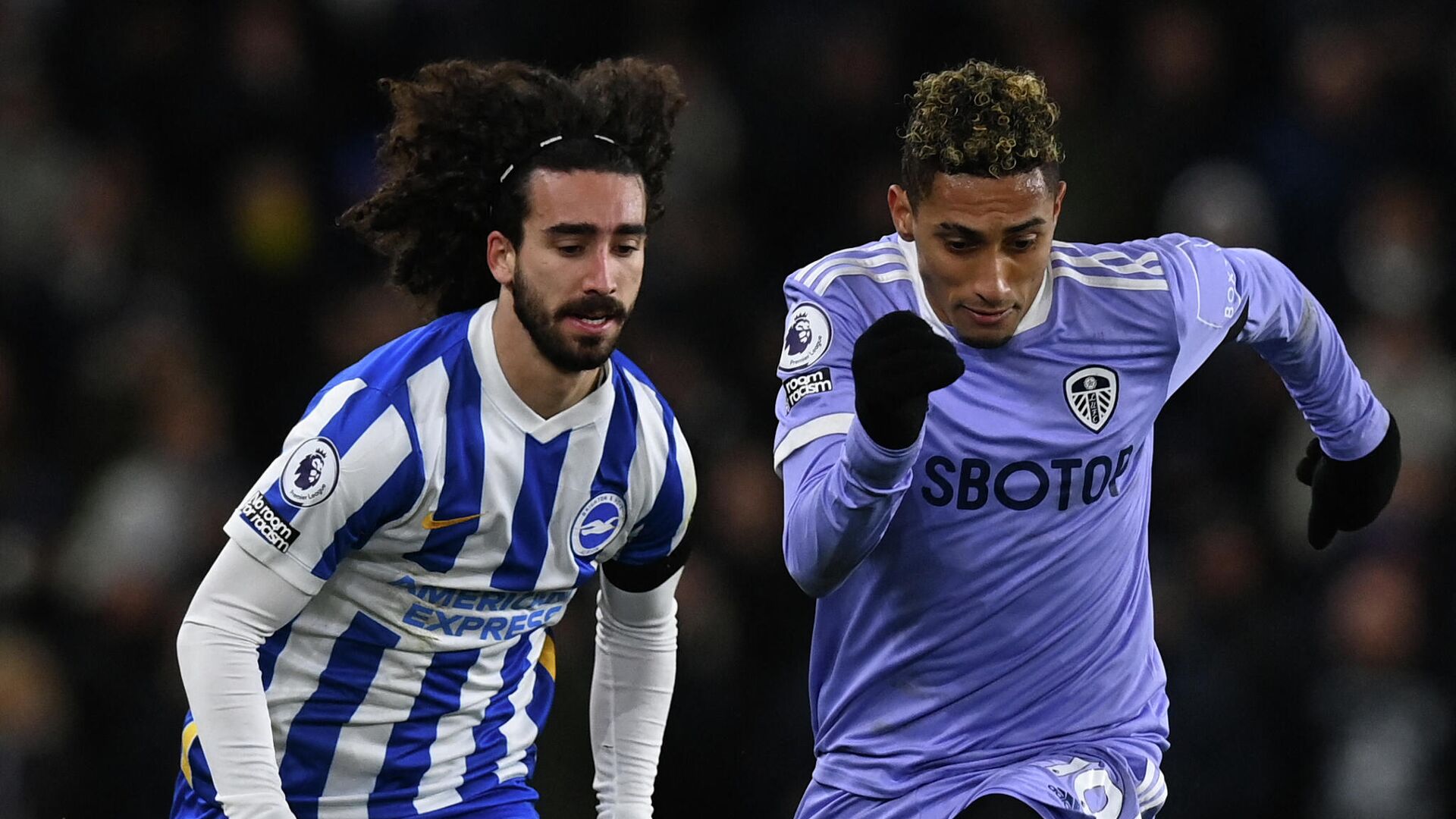 Brighton's Spanish defender Marc Cucurella (L) vies with Leeds United's Brazilian midfielder Raphinha Dias Belloli (R) during the English Premier League football match between Brighton and Hove Albion and Leeds United at the American Express Community Stadium in Brighton, southern England on November 27, 2021. (Photo by Glyn KIRK / AFP) / RESTRICTED TO EDITORIAL USE. No use with unauthorized audio, video, data, fixture lists, club/league logos or 'live' services. Online in-match use limited to 120 images. An additional 40 images may be used in extra time. No video emulation. Social media in-match use limited to 120 images. An additional 40 images may be used in extra time. No use in betting publications, games or single club/league/player publications. /  - РИА Новости, 1920, 27.11.2021