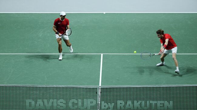 Tennis - Davis Cup Finals - Group A - Russian Tennis Federation v Ecuador - Madrid Arena, Madrid, Spain - November 27, 2021  Russian Tennis Federation's Aslan Karatsev and Andrey Rublev in action during their match against Ecuador's Gonzalo Escobar and Diego Hidalgo REUTERS/Sergio Perez