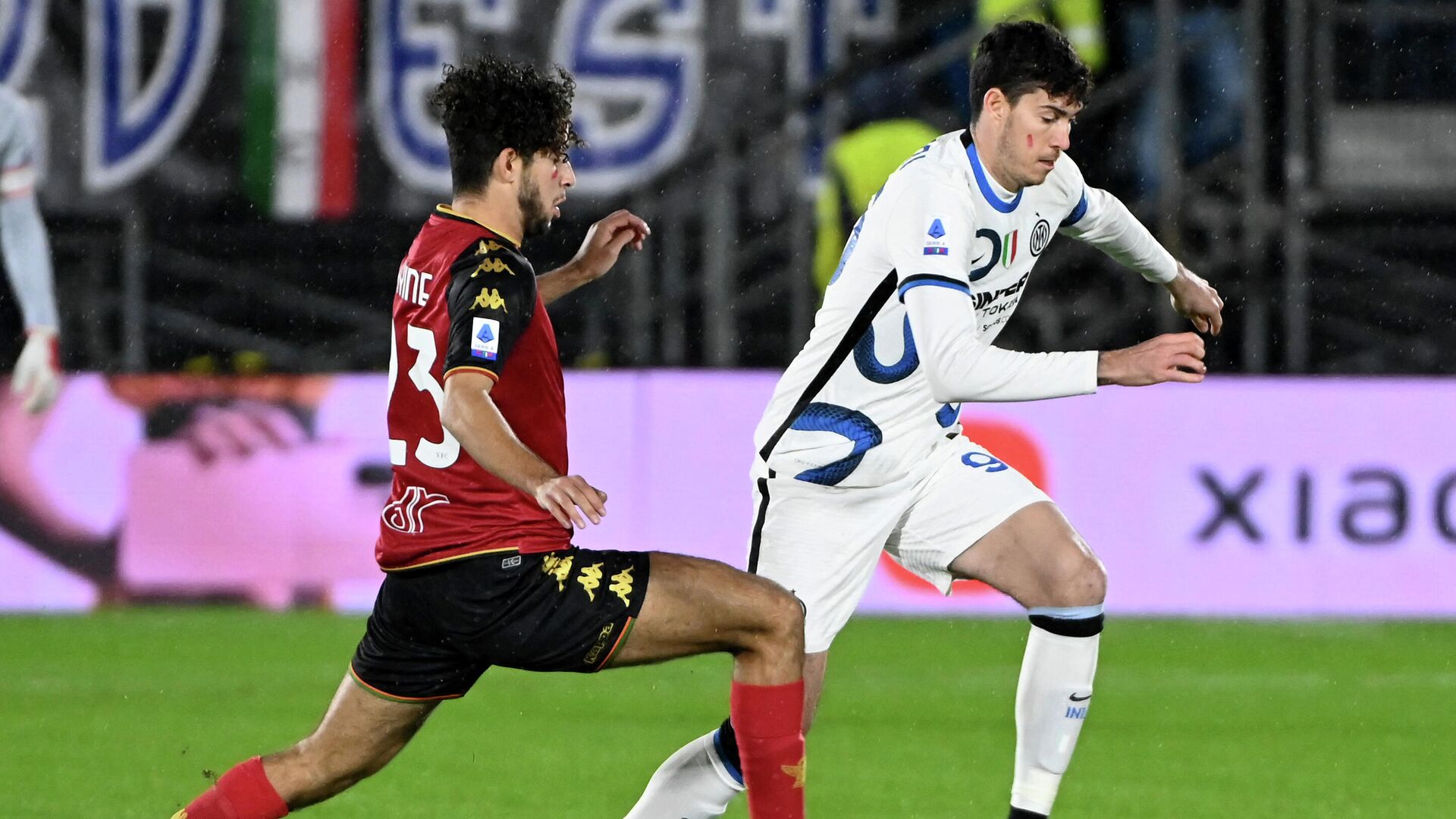 Inter Milan's Italian defender Alessandro Bastoni (R) fights for the ball with Unione Venezia's Moroccan midfielder Sofiane Kiyine during the Italian Serie A football match Venezia vs Inter at The Pier Luigi Penzo Stadium in Venice on November 27, 2021. (Photo by Andrea PATTARO / AFP) - РИА Новости, 1920, 28.11.2021