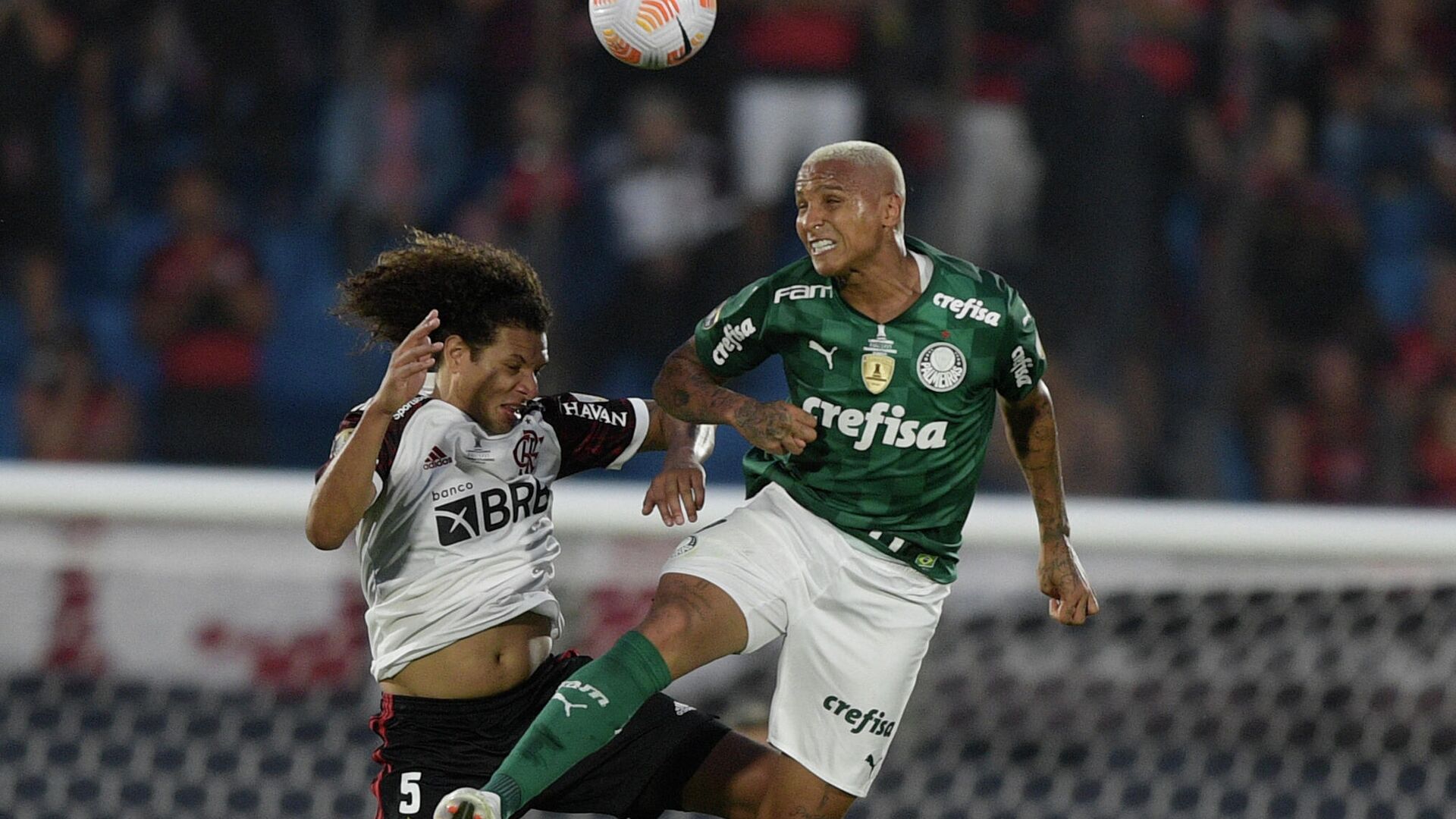 Flamengo's Willian Arao (L) and Palmeiras' Deyverson vie for the ball during their Copa Libertadores football tournament all-Brazilian final match, at the Centenario stadium in Montevideo, on November 27, 2021. (Photo by Juan Mabromata / AFP) - РИА Новости, 1920, 28.11.2021