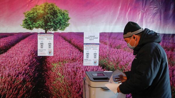 Мужчина голосует на участке в поселке Арашан во время парламентских выборов в Кыргызстане