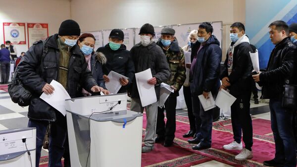 Голосование на избирательном участке в Бишкеке во время парламентских выборов в Кыргызстане