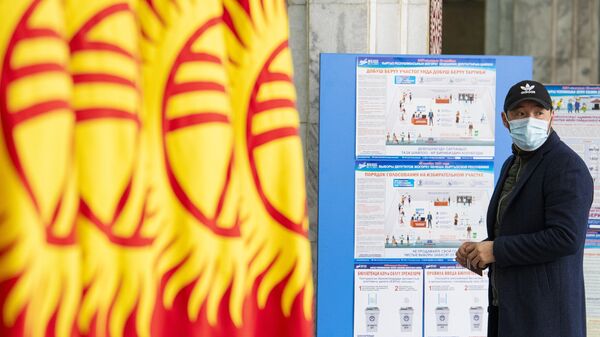 Мужчина голосует на избирательном участке №1213 во время парламентских выборов в Кыргызстане