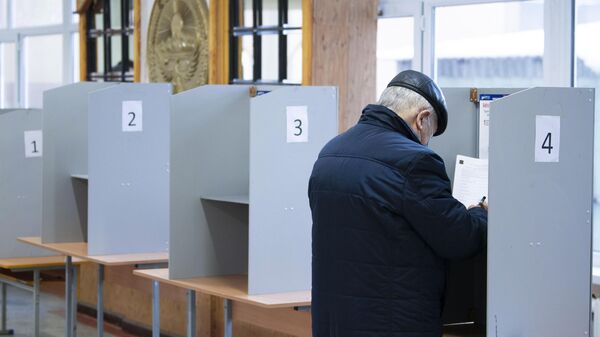Мужчина голосует на избирательном участке №1213 во время парламентских выборов в Кыргызстане