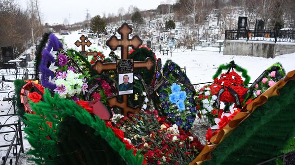 Могила сотрудника МЧС Алексея Рылова, погибшего во время спасательной операции на шахте Листвяжной в Кемеровской области