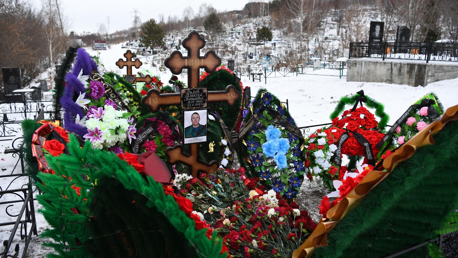 Могила сотрудника МЧС Алексея Рылова, погибшего во время спасательной операции на шахте Листвяжной в Кемеровской области - РИА Новости, 1920, 28.11.2021