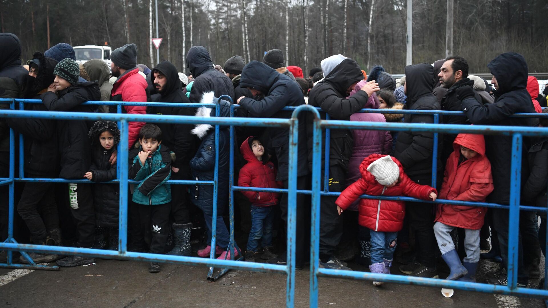 Беженцы в центре временного содержания мигрантов, оборудованном в логистическом центре в пункте пропуска Брузги - РИА Новости, 1920, 02.12.2021