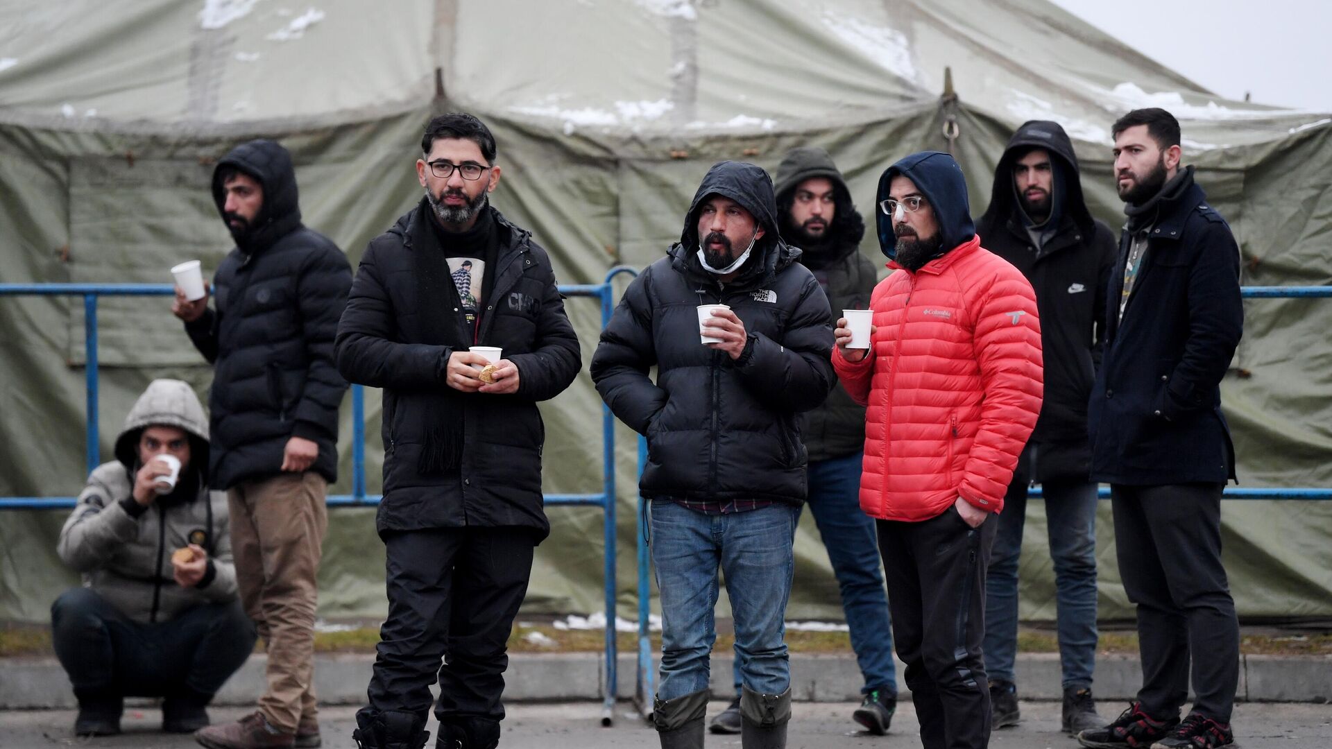 Беженцы в лагере мигрантов, оборудованном в логистическом центре в пункте пропуска Брузги на белорусско-польской границе - РИА Новости, 1920, 21.12.2021