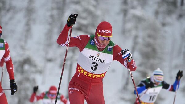 Александр Большунов во время соревнований по лыжным гонкам свободным ходом на Кубке мира в Финляндии