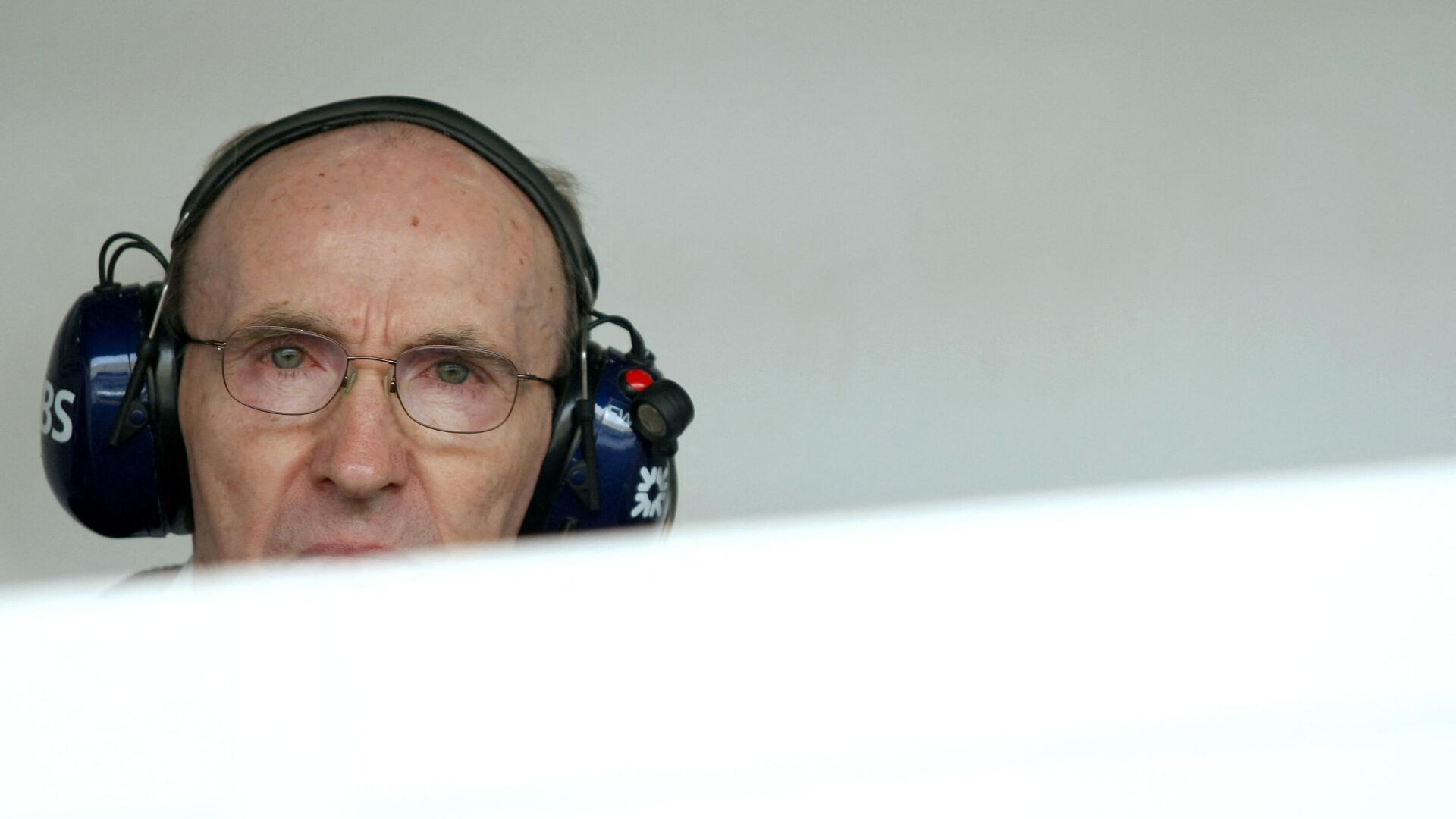 (FILES) In this file photo taken on April 5, 2008 William's manager Frank Williams is pictured in the pits of the Sakhir racetrack, in Manama, during the third practice session of the Bahrain Formula One Grand Prix. - Frank Williams, founder and former team principal of Williams Racing, has died at the age of 79, the team announced on Sunday, November 28. (Photo by Guillaume BAPTISTE / AFP) - РИА Новости, 1920, 28.11.2021