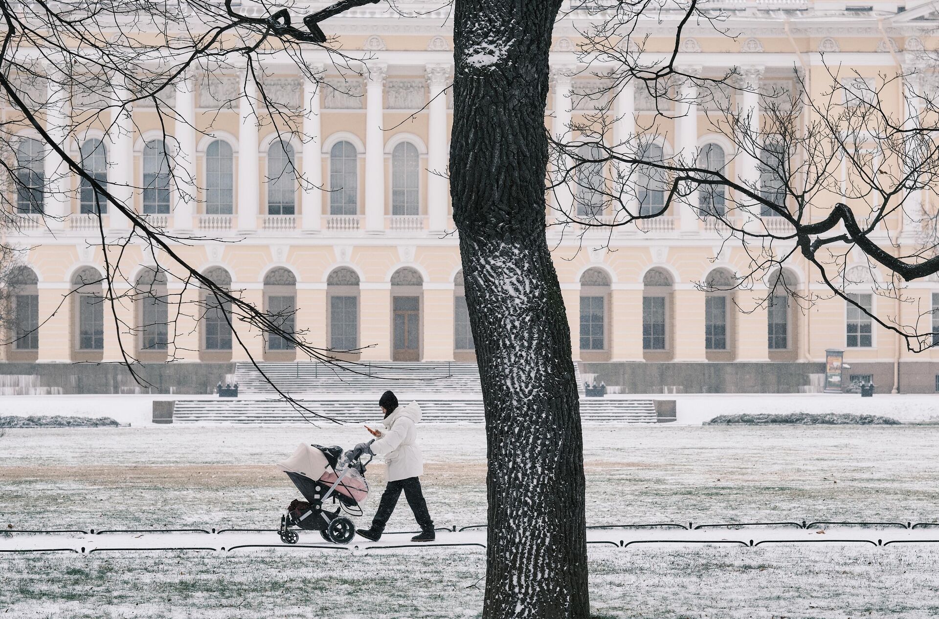Девушка с коляской гуляет по территории Михайловского сада в Санкт-Петербурге - РИА Новости, 1920, 26.01.2022