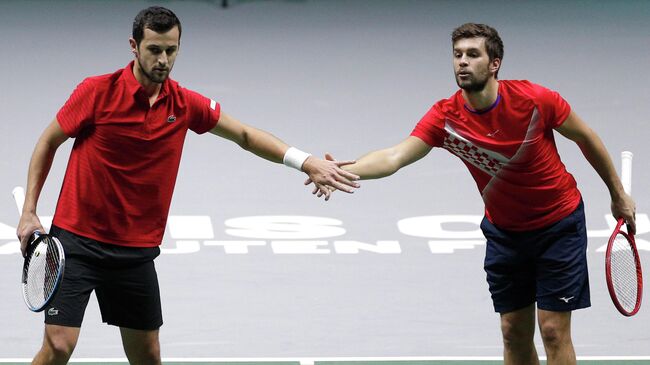 Tennis - Davis Cup Finals - Group D - Croatia v Hungary - Pala Alpitour, Turin, Italy - November 28, 2021 Croatia's Nikola Mektic and Mate Pavic react during their doubles match against Hungary's Peter Nagy and Fabian Marozsan REUTERS/Guglielmo Mangiapane