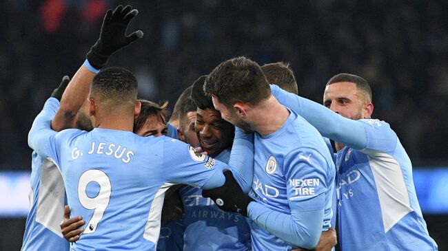 Manchester City's Brazilian midfielder Fernandinho (C) celebrates scoring his team's second goal during the English Premier League football match between Manchester City and West Ham United at the Etihad Stadium in Manchester, north west England, on November 28, 2021. (Photo by Oli SCARFF / AFP) / RESTRICTED TO EDITORIAL USE. No use with unauthorized audio, video, data, fixture lists, club/league logos or 'live' services. Online in-match use limited to 120 images. An additional 40 images may be used in extra time. No video emulation. Social media in-match use limited to 120 images. An additional 40 images may be used in extra time. No use in betting publications, games or single club/league/player publications. / 