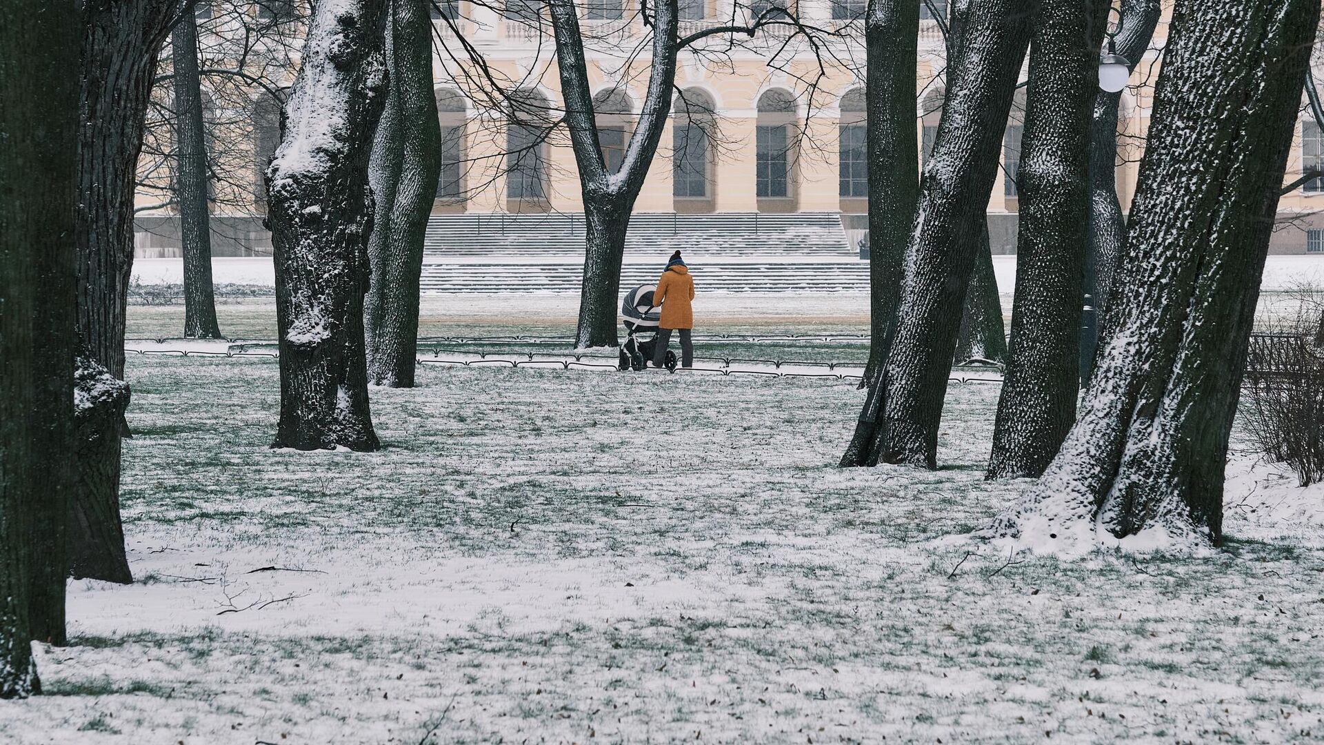 Девушка с коляской гуляет по территории Михайловского сада в Санкт-Петербурге - РИА Новости, 1920, 30.11.2021